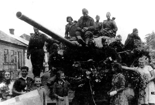 T-34-85 오스킨과 전차 승무원
