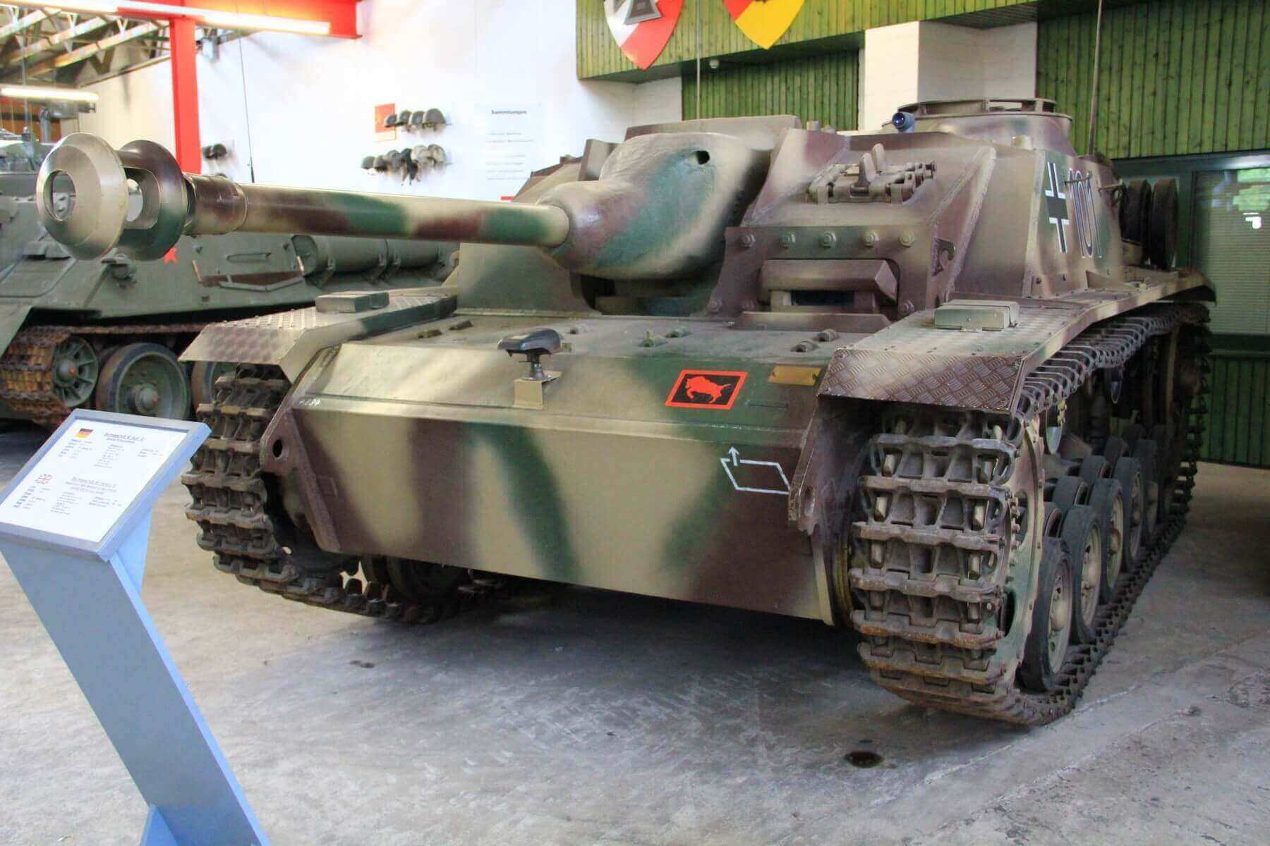  二战时期和目前在博物馆中展示的三号突击炮,可以看到炮盾外型不同